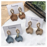 ピアス　大振りピアス　おおぶり　アクリルパーツ　ぶら下がり　メタル　ポスト　ニュアンス　花びら