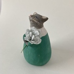 猫　花を飾る（大きな襟のワンピース）