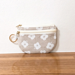 コンパクトなのにポケット３つで収納力抜群！丸底でころんとフォルムの生成り×白い花柄のダブルファスナーミニポーチ　北欧　キーポーチ　キーケース　ミニ財布　コインケース　カードポーチ　コインケース