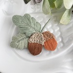 どんぐりと葉っぱの刺繍ブローチ