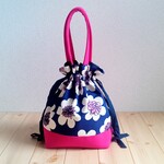 華やか北欧柄とマゼンタピンク　リボン巾着バッグ　巾着トート　トートバッグ　ラッピング対応　バック　とーと　春　差し色　花柄　ネイビー　　588