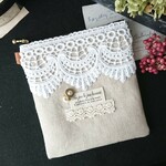 ナチュラルリネンの華やかレースのミニポーチ  ぺったんこファスナーポーチ