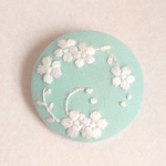 白糸刺繍の花ブローチ