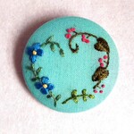ハートのつるの刺繍ブローチ
