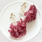 キラキラビーズとふんわりフリルのお花（スモーキーレッド）のイヤリング／ピアス