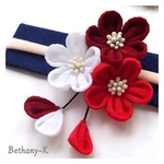 再販４！☆お試し価格☆◆小花が可愛い和モダン髪飾りミニ(下がり付き)◆えんじ×赤×白色の自分でもママでも簡単につけられるつまみ細工_BETHANY- KベサニK製作所