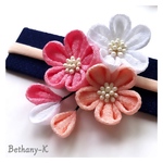 再販１！☆お試し価格☆≪小花が可愛い和モダン髪飾りミニ(下がり付き)≫ローズピンク×桜×白色の自分でもママでも簡単につけられるつまみ細工_BETHANY- KベサニK製作所