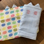 抱っこ紐カバー　さりげなく猫好きアピールできる猫ちゃんのシンプル可愛い耳と刺繍付き　だっこひも用よだれパッド　裏地も本気。リバーシブルで使えます。