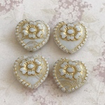 【18㍉ 4個】フラワーハート♡ antique white & gold ♡チェコビーズ♡花♡ゴールド♡金♡アンティークホワイト♡白