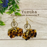 ヒョウ柄花びらパーツとゴールドリングのピアス/イヤリング