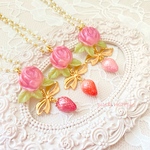 【さやか様専用ページ】ローズ&ストロベリーのネックレス