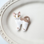 立ち姿ねこブローチ　ハチワレミルクブラウン