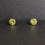 ♢宝石質ペリドット　高品質ＡＡＡ　ファセットカット５ｍｍ　サージカルステンレス　爪付スタッドピアス　
