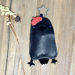 赤ベレー帽のカラスさん本革ドアオープナーケース