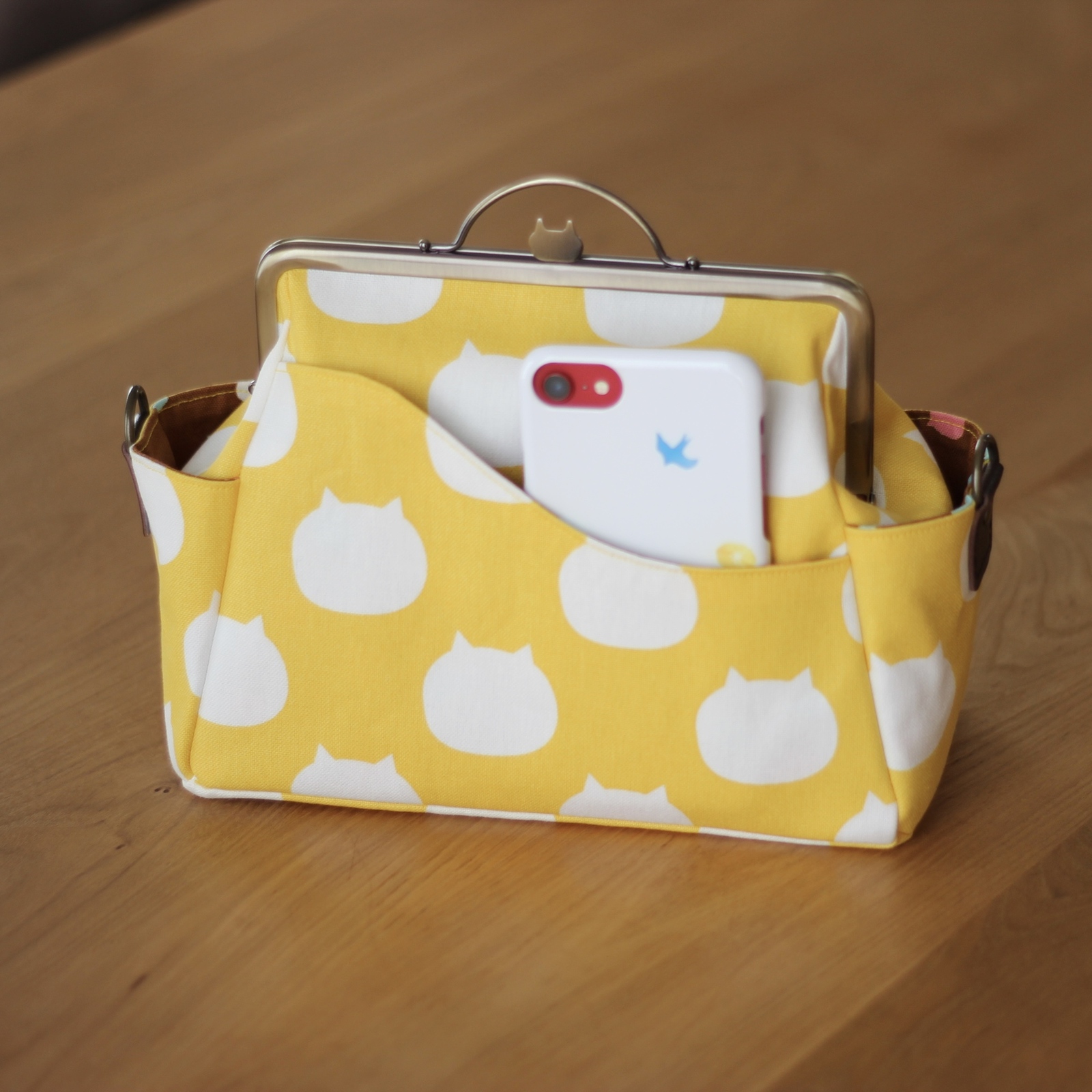 再販】ネコがま口ショルダーバッグSサイズ（ねこたまイエロー）開け