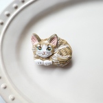 小さなねこブローチ　キジ白
