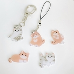 アクリル猫のストラップ　ポシェットやバッグなどに付けて　ねこの好きな方に　プレゼント用にも