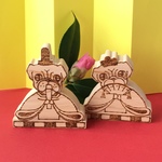 木製　パグのお雛さん