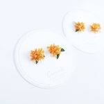 ｟秋冬限定｠金木犀の花束ピアス／イヤリング[葉付き]