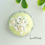 春の刺繍ブローチ　レモンイエロー