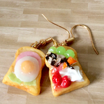 リバーシブル！ミニチュア ハムエッグとホイップクリームのオープンサンド ピアス or ストラップ