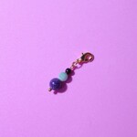 【再販】最高の癒し✨ラリマー スギライト チャロアイト 天然石 スリーストーン マスクチャーム(スマホピアス)
