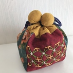 刺し子の巾着ポーチ♪両面の模様が違います⭐︎ころりとしたお手玉タイプの4枚布パッチワーク仕様