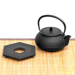 専用化粧箱入りのギフトセット 南部鉄器 鉄瓶兼用急須セット 5型新亀甲0.65L 釜敷き付 日本製 ガス対応