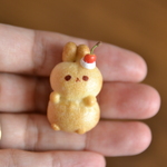 さくらんぼのっけ🍒🐰うさぎさん　ブローチまたはマグネット