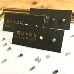 原石エメラルドの極小ピアス　サージカルステンレスピアス　樹脂ピアス