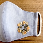 オレンジ・カラシ色　秋のリース刺繍マスク　薄グレー色リネンとダブルガーゼ　ノーズワイヤー入り　フィルターポケット付き　送料無料