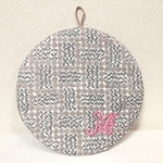 リバティスリーピングローズ ピンク 刺繍入りまーるい鍋敷き ルクルーゼやストウブ