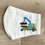 【幼児用マスク】クレーン付きトラックの手刺繍マスク🚚