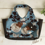 ナイロンエコバッグ　北欧風花柄(ブルー× ダークブラウン) Mサイズ　ポーチチェーン付き