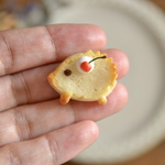 さくらんぼのっけハリネズミさんトースト　ブローチまたはマグネット