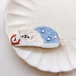 朝に弱い猫の刺繍ブローチ