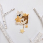星を集める猫の刺繍ブローチ