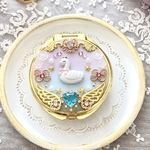 物語の挿絵のようなスワンピルケース
