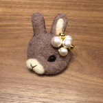 羊毛フェルト コットンパールうさぎブローチ 