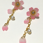 ほんのりピンクのサクラピアス