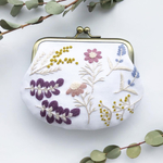 草花の刺繍がま口（ホワイト）