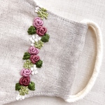 ピンクバラと白小花の刺繍マスク　縦ライン　ベージュリネンとダブルガーゼ　ノーズワイヤー入り　フィルターポケット付き　送料無料