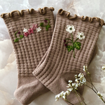 手縫い刺繍＊〜Autumn Lady＊〜左右柄違い靴下(ブラウンワッフル・ビーズ付き)