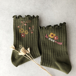 手縫い刺繍＊〜華やか大人カーキ＊〜左右柄違い靴下(カーキワッフル・ビーズ付き)
