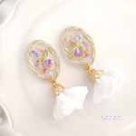 ◇花レジン◇大人可愛いbotanical＊ひらひらタッセル〇アンティークゴールドのフレームと小花のピアス／イヤリング