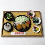 『メンチカツ定食〜A〜』（ミニチュアフード）