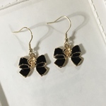 〈再販〉goldブラック　カメリアリボンピアス