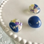 𝕜𝕦*𝕞𝕠𝕞𝕠𖦥⚘𖡡秋に見つけた石ころ レジン フラワー ピアス バミューダブルーカラー