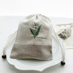 すずらんの刺繍のリネンの巾着ポーチ