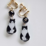 はちわれ猫のおすましイヤリング/ピアス